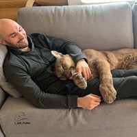 Ya, Messi benar-benar dianggap sebagai peliharaan jinak. Inilah potret saat Messi tidur dipangkuan Aleksandr.  Foto: dok. Instagram/@l_am_puma