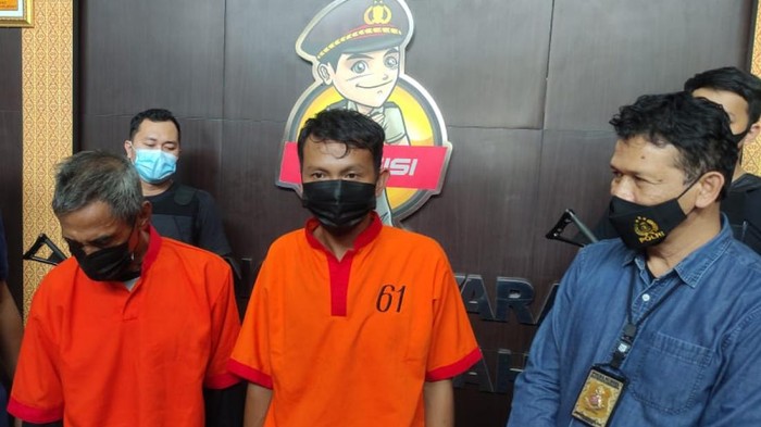 Ateng bersama ayah angkatnya saat diamankan