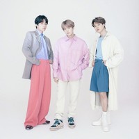 Ketujuh personil bergaya edgy sekaligus nyentrik dalam balutan busana oversized koleksi terbaru Louis Vuitton yang digarap direktur artistik Virgil Abloh. Warna-warna pastel dipadu palet netral sekilas mengingatkan kita pada penampilan mereka di video klip Dynamite. Foto: Instagram/@louisvuitton