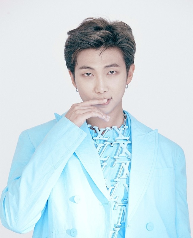 Leader BTS, RM, tampil serba biru muda dengan setelan jas dan celana lebar. Ia tampak mengenakan kalung Louis Vuitton dengan model unik. Foto: Instagram/@louisvuitton