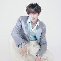 J-Hope tampil semi-formal mengenakan jas dipadu kemeja dan celana warna off-white. Foto: Instagram/@louisvuitton