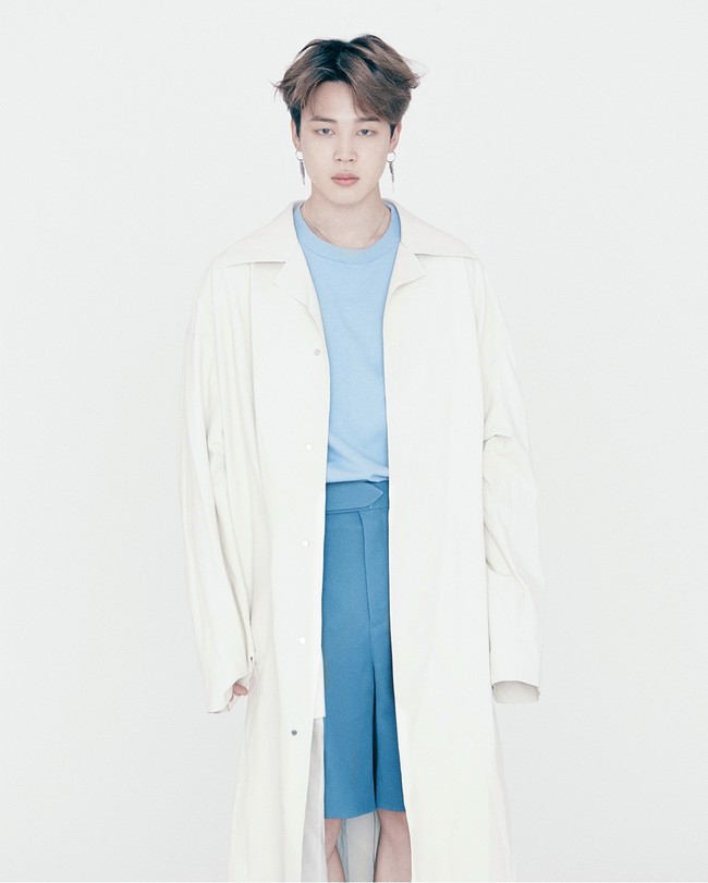 Jimin bergaya edgy dengan coat oversized, celana bermuda dan t-shirt biru. Foto: Instagram/@louisvuitton