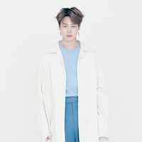 Jimin bergaya edgy dengan coat oversized, celana bermuda dan t-shirt biru. Foto: Instagram/@louisvuitton