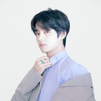 V pun tampil semi formal. Busana color-block tampak stylish dengan perpaduan warna-warna cerah dan abu-abu. Foto: Instagram/@louisvuitton