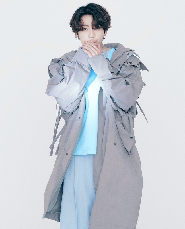 Terakhir, Jungkook mengadaptasi gaya hypebeast dengan jaket parka oversized t-shirt dan celana longgar. Foto: Instagram/@louisvuitton