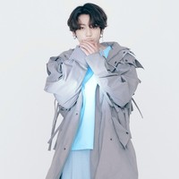 Terakhir, Jungkook mengadaptasi gaya hypebeast dengan jaket parka oversized t-shirt dan celana longgar. Foto: Instagram/@louisvuitton