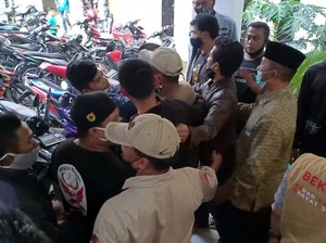 Bukber Kantor Desa di Sukabumi Ricuh, Kaca Jendela Pecah