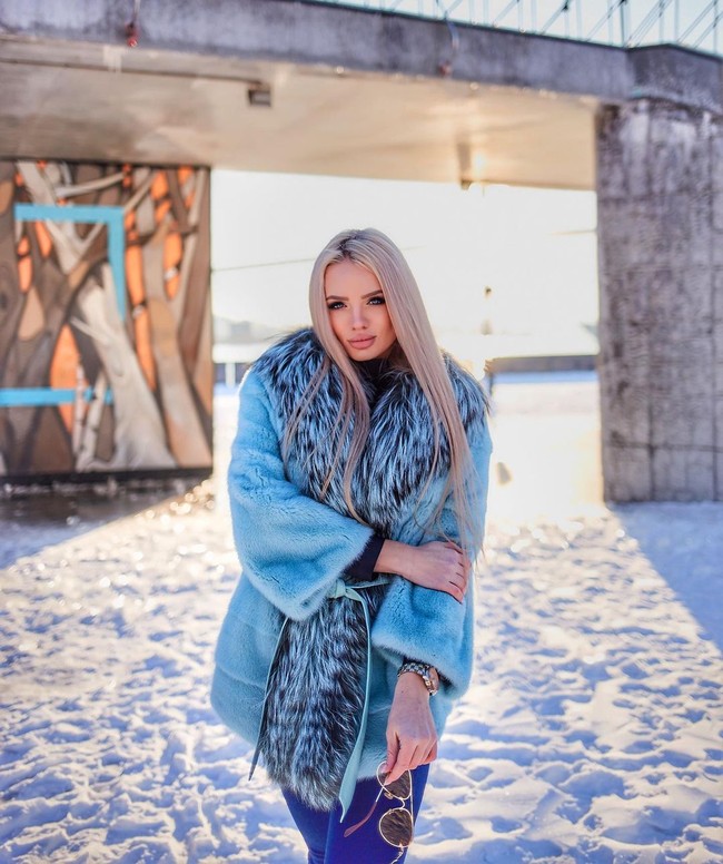 Seperti dikutip dari Mirror, tragedi tersebut terjadi saat sekelompok orang itu merayakan pesta lajang. Mereka ingin membeli alkohol di supermarket, dan calon mempelai pria Andrey yang saat itu menyetir. Ketika melewati jembatan di wilayah Primorsky di Rusia timur, jembatan kayu tersebut roboh Foto: dok. Instagram/@kornilova.dasha