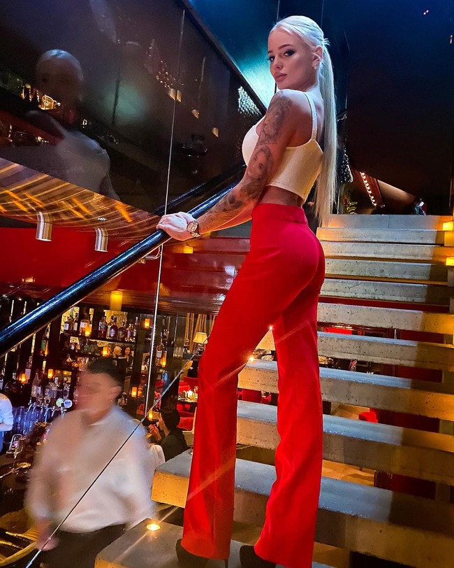 Darya Kornilova yang merupakan runner up kontes kecantikan Miss Primorye 2012 telah mengonfirmasi bahwa dirinya selamat dari insiden maut tersebut. Dia mengatakan bahwa masih hidup.  Foto: dok. Instagram/@kornilova.dasha