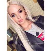 Inilah penampilan cantik Darya yang pesonanya seperti Barbie. Kabarnya, kini Darya masih dalam perawatan intensif usai insiden tersebut.  Foto: dok. Instagram/@kornilova.dasha