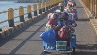 Meski pemerintah memperketat larangan mudik di masa pandemi COVID-19, tak sedikit warga yang memilih untuk melakukan mudik lebih awal agar dapat merayakan Lebaran bersama keluarga di kampung halaman. 