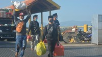 Calon penumpang berjalan menuju dermaga sebelum naik ke Kapal Motor Penyeberangan (KMP) Dharma Kartika di Pelabuhan Jangkar, Situbondo, Jawa Timur, Minggu (25/4/2021).