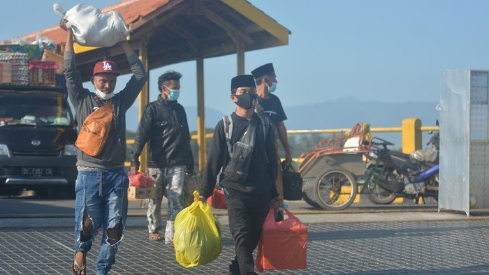 Calon penumpang berjalan
Larangan mudik membuat warga memilih mudik lebih awal. Sejumlah warga di Situbondo pun datangi Pelabuhan Jangkar untuk beli tiket kapal motor penyeberangan.