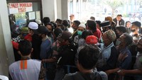 Calon penumpang antre membeli tiket Kapal Motor Penyeberangan (KMP) Dharma Kartika di Pelabuhan Jangkar, Situbondo, Jawa Timur, Minggu (25/4/2021).