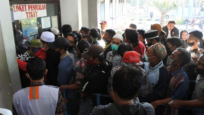 Demi Mudik Lebih Awal, Warga Berkerumun Beli Tiket Kapal Calon penumpang berjalan
Larangan mudik membuat warga memilih mudik lebih awal. Sejumlah warga di Situbondo pun datangi Pelabuhan Jangkar untuk beli tiket kapal motor penyeberangan.