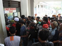 Demi Mudik Lebih Awal, Warga Berkerumun Beli Tiket Kapal