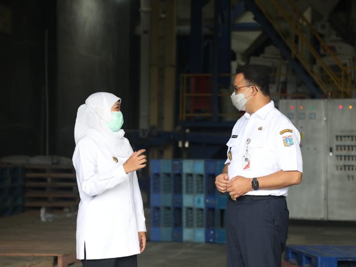 Gubernur DKI Jakarta Anies Baswedan bertemu dengan Gubernur Jawa Timur Khofifah Indar Parawansa (Foto: dok Pemprov Jatim)