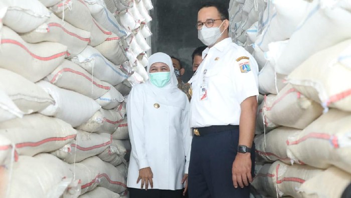 Gubernur DKI Jakarta Anies Baswedan MoU dengan Pemkab Ngawi terkait ketahanan pangan beras. Anies didampingi Gubernur Khofifah