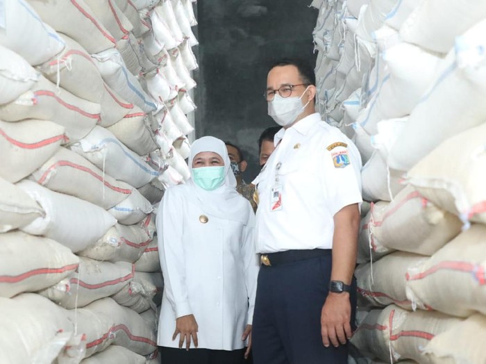 Gubernur DKI Jakarta Anies Baswedan MoU dengan Pemkab Ngawi terkait ketahanan pangan beras. Anies didampingi Gubernur Khofifah