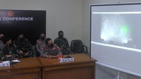 Panglima TNI Marsekal TNI Hadi Tjahjanto (kiri) dan Kapolri Jenderal Pol Listyo Sigit Prabowo (kedua kanan) menunjukkan bagian kapal KRI Nanggala 402 hasil citra Remotely Operated Vehicle (ROV) MV Swift Rescue saat konferensi pers di Lanud I Gusti Ngurah Rai, Badung, Bali.