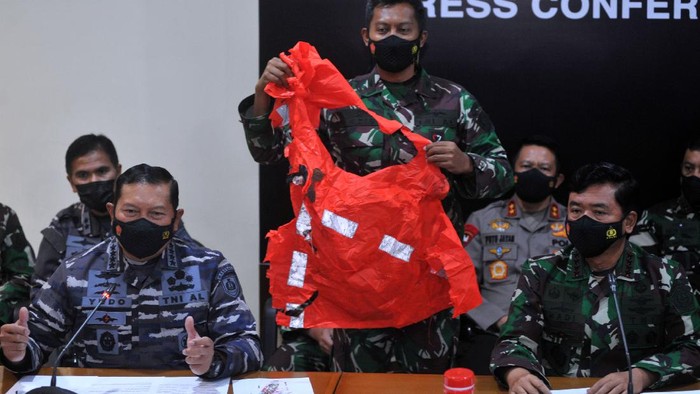 KASAL-Panglima TNI Ungkap Progres Pencarian KRI Nanggala 402 Panglima TNI bersama KASAL dan Polri ungkap perkembangan pencarian KRI Nanggala-402. Sejumlah barang turut ditampilkan dalam konferensi pers tersebut.