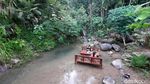 Ngabuburit di Kedai Kopi Unik, Meja-Kursinya di Tengah Sungai