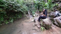 Bagi yang tidak suka berbasah-basahan, pengelola kedai juga menyediakan spot lain di pendopo dan gazebo dengan pemandangan yang tak kalah menarik. Selain kopi, ada minuman lain seperti teh, wedang uwuh hingga coklat. (Jalu Rahman Dewantara/detikTravel)