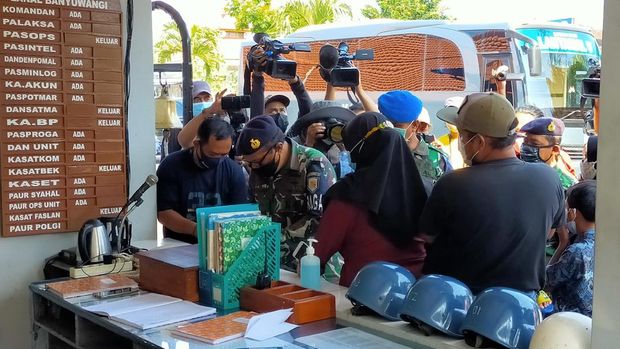 Keluarga Kru Kapal Selam Nanggala-402 Datangi Lanal Banyuwangi