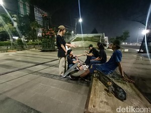Melihat Asyiknya Komunitas Skateboard Karawang Menunggu Waktu Sahur