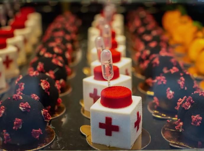 Unik! Vaksin COVID-19 Jadi Inspirasi Dekorasi Kue
