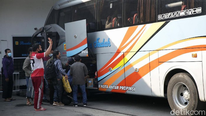 Pemerintah memperketat larangan mudik untuk mencegah penyebaran virus Corona. Meski begitu, masih ada sejumlah warga yang nekat mudik lebih awal.