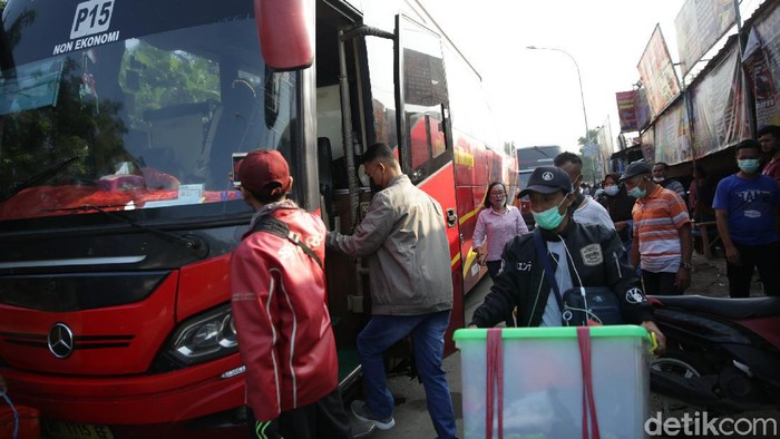 Pemerintah memperketat larangan mudik untuk mencegah penyebaran virus Corona. Meski begitu, masih ada sejumlah warga yang nekat mudik lebih awal.