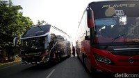 Sejumlah warga memilih untuk mudik lebih awal menggunakan transportasi darat, salah satunya bus.