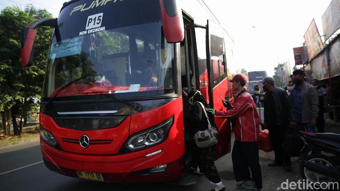Pemerintah memperketat larangan mudik untuk mencegah penyebaran virus Corona. Meski begitu, masih ada sejumlah warga yang nekat mudik lebih awal.