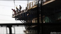 Akhirnya pemerintah memilih China untuk menggarap proyek Kereta Cepat Jakarta-Bandung. Salah satu alasannya lantaran pihak Jepang tidak mau jika tidak ada jaminan dari pemerintah, sementara China siap menggarap dengan skema business to business tanpa ada jaminan dari pemerintah. Proyek ini pun akhirnya digarap oleh PT Kereta Cepat Indonesia Cina (KCIC) yang merupakan konsorsium BUMN Indonesia dan Konsorsium China Railways dengan skema business to business. Pada 21 Januari 2016 proyek ini dimulai dengan dilakukan groundbreaking oleh Jokowi di Perkebunan Mandalawangi Maswati, Cikalong Wetan, Bandung Barat, Jawa Barat.  