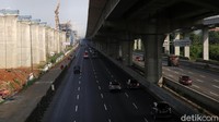 Namun, dua tahun berselang mega proyek ini tak kunjung menunjukan perkembangan yang berarti. Bukan hanya itu, proyek Kereta Cepat Jakarta Bandung juga disorot karena kebakaran pipa di Tol Padalarang di 2019 lalu. Kala itu, Pertamina menyatakan telah meminta kontraktor proyek KCIC berkoordinasi jika melakukan konstruksi di kawasan tersebut. Belakangan, biaya proyek ini disebut bengkak. Saat ini, kelebihan biaya tersebut sedang dihitung KCIC. Sementara, berdasarkan informasi yang diterima Direktur Utama PT Wijaya Karya (Persero) Tbk atau WIKA Agung Budi Waskito, proyek ini bengkak sekitar 20%. Dia menerangkan, WIKA merupakan salah satu pemegang saham terbesar di PT Pilar Sinergi BUMN Indonesia (PSBI). PSBI ini adalah pemegang 60% saham KCIC. Bengkaknya proyek Kereta Cepat Jakarta-Bandung akan memberikan dampak pada WIKA karena besarnya kepemilikan tersebut.