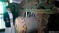 Selanjutnya ada beduk di Masjid Sunan Muria yang asli. Menurutnya beduk tersebut sempat dimiliki orang, namun akhirnya diserahkan kepada pihak Masjid Sunan Muria pada tahun 1955 silam. Mastur menjelaskan penyebaran agama Islam oleh Sunan Muria memiliki metode yang unik. Yakni dengan sebutan tapa ngeli yang berarti mengikuti budaya masyarakat. Kemudian diisi dengan agama Islam dan akhirnya diterima oleh masyarakat.