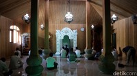 Masjid yang berada di Puncak Gunung Muria, Kabupaten Kudus, Jawa Tengah, ini merupakan peninggalan Sunan Muria yang cukup sederhana. Masjid ini berada di kompleks Makam dan Masjid Sunan Muria yang terletak di Desa Colo Kecamatan Dawe. Lokasi untuk sampai masjid itu harus menempuh jarak sekitar 19 kilometer atau ditempuh dengan berkendara membutuhkan waktu 32 menit dari pusat Kota Kudus.