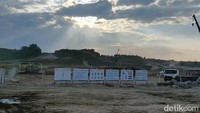 Pihaknya juga sudah berkomunikasi dengan pimpinan PT Surya Dhoho Investama (SDI) dan progres pembangunan bandara sudah cukup bagus. Dari informasi yang diterimanya, ditargetkan pada awal 2023 sudah beroperasi. Sementara itu, Direktur PT Surya Dhoho Investama (SDI) Maksin Arisandi menambahkan saat ini untuk pengerjaan tanah yang mau dibangun bandara sudah 51%. Hal itu sudah sesuai dengan target.