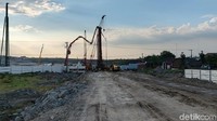 Pembangunan proyek ini juga melibatkan warga sekitar. Lebih dari separuh warga di daerah yang terdampak langsung proyek pembangunan bandara dilibatkan. Ada empat desa yang terdampak, yaitu Desa Jatirejo di Kecamatan Banyakan, Desa Grogol di Kecamatan Grogol, Desa Bulusari, dan Desa Tarokan di Kecamatan Tarokan. Pihaknya juga menambahkan dalam pengerjaan proyek fokus pada pemberdayaan masyarakat sekitar. Setelah proyek Bandara Kediri selesai, warga sekitar juga akan dilibatkan.