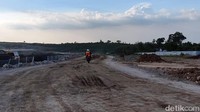 Selain itu dengan dimensi runway sepanjang 3.300 meter x 45 meter, Bandara Dhoho dapat menampung 8 pergerakan pesawat pada pada jam sibuk dan dapat menjadi alternatif ketika terdapat hambatan di bandara-bandara di Jawa Timur.  