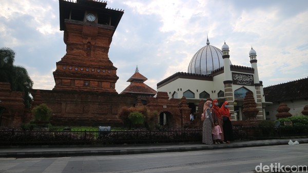 Menara Kudus merupakan peninggalan Sunan Kudus salah satu Wali Sanga penyebar agama Islam. 