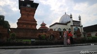 Menara Kudus merupakan peninggalan Sunan Kudus salah satu Wali Sanga penyebar agama Islam. 