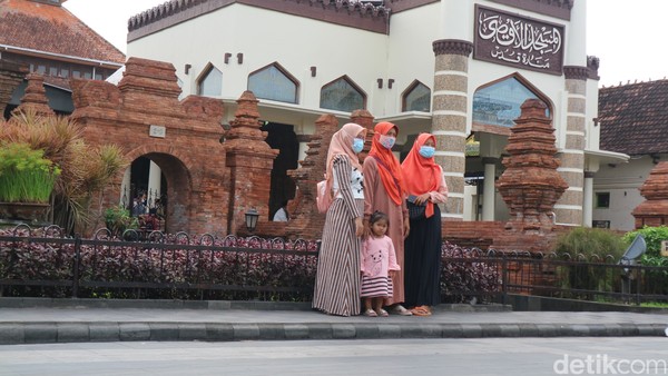 Di sana warga berfoto di depan Menara Kudus. 