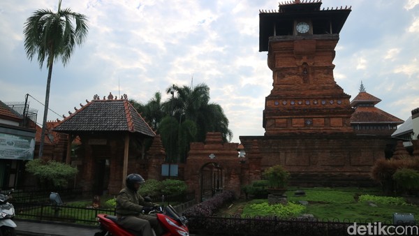Di bulan Ramadhan, Menara Kudus jadi tempat ngabuburit warga lokal.