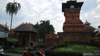 Di bulan Ramadhan, Menara Kudus jadi tempat ngabuburit warga lokal.