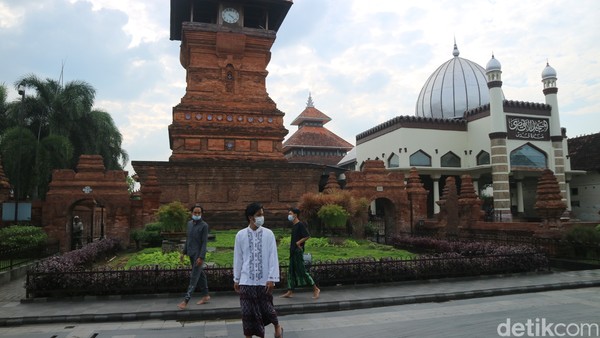 Tak hanya yang berpuasa, wanita hamil pun banyak datang ke sini dan membeli kurma. 