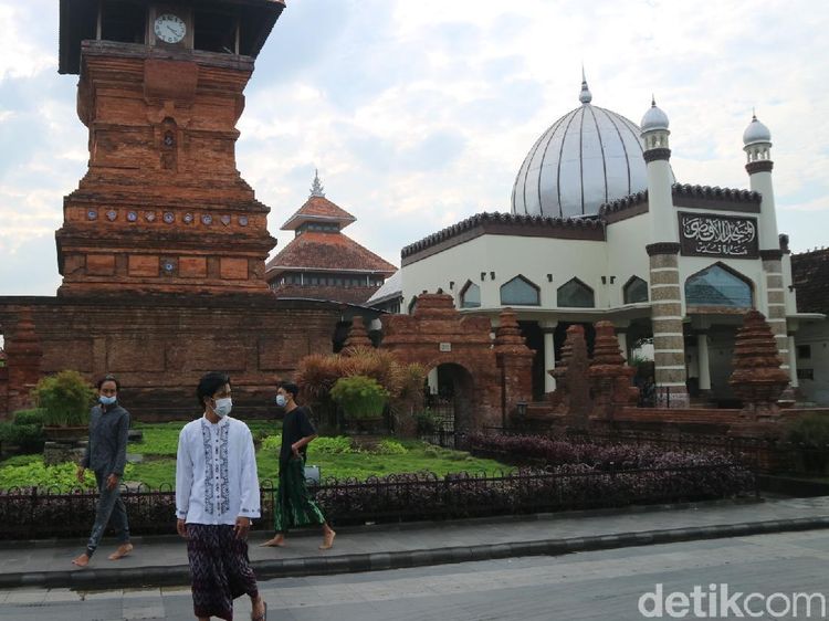 Foto: Ngabuburit di Menara Kudus