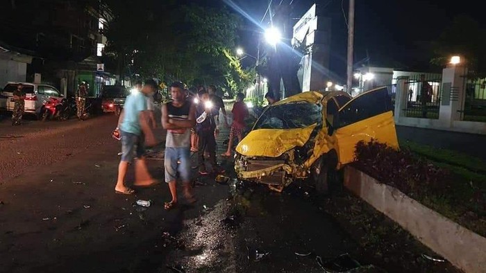 Mobil yang dikendarai oleh anggota DPRD Kota Manado mengalami kecelakaan di depam Makodam XIII Merdeka.