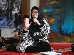 Novia Kolopaking Cerita PDKT ala Cak Nun, Kayak Sensus Penduduk